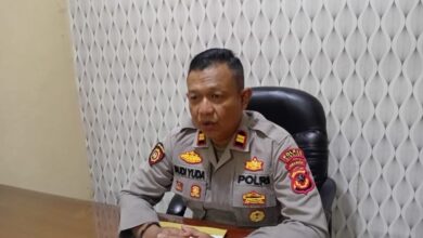 Kapolsek Tanggeung IPTU Budi Setya Yuda saat memberikan keterangan terkait penyelidikan video dugaan keributan di dapur SPPG Kubang, Cianjur. Foto: Fauzi/Cianjurupdate