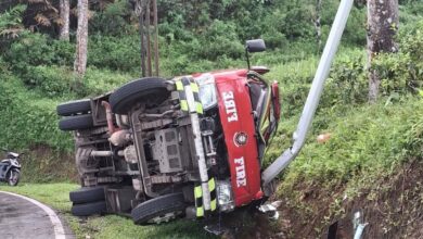 Mobil pemadam kebakaran milik Satpol PP dan Damkar Cianjur terguling di jalur Sukanagara saat hendak menuju lokasi kebakaran di Cidaun, Kamis (16/4) dini hari. Foto: Istimewa