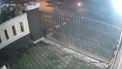 Rekaman CCTV menunjukkan momen sebelum kecelakaan maut yang menewaskan seorang advokat di depan Pengadilan Agama Cianjur, diduga melibatkan mobil pikap pada waktu subuh. Foto: Tangkapan Layar Video