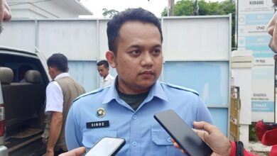 Sirojudin saat memberikan keterangan terkait perkembangan SPPG di Kabupaten Cianjur. Saat ini tercatat 307 unit telah beroperasi, sementara tujuh lainnya masih disuspensi karena kendala infrastruktur dapur dan standar operasional. Foto: Fauzi/ Cianjurupdate