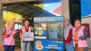 Srikandi PLN bersama YBM PLN UP3 Cianjur terus mendorong kebangkitan UMKM melalui bantuan gerobak, peralatan usaha, dan modal. Dukungan ini menjadi harapan baru bagi pelaku usaha kecil untuk bangkit, berkembang, dan meningkatkan kesejahteraan keluarga. Foto: Istimewa
