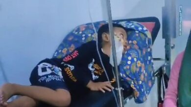 Para warga dirawat di fasilitas kesehatan usai mengalami gejala mual dan muntah diduga akibat konsumsi program Makan Bergizi Gratis (MBG) di Kecamatan Leles, Cianjur. Total 63 warga, mayoritas balita dan ibu menyusui, dilaporkan terdampak. Foto: Istimewa