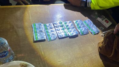 Petugas Satnarkoba Polres Cianjur menunjukkan barang bukti obat terlarang yang diamankan saat razia knalpot brong di Jalan Siliwangi, Sabtu malam (18/4/2026). Foto: Istimewa