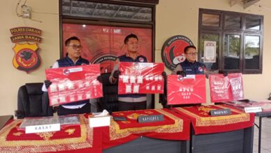 Polres Cianjur menunjukkan barang bukti sabu seberat 648,75 gram hasil pengungkapan kasus peredaran narkotika di Karangtengah, Cianjur, Senin (20/4/2026). Foto: Fauzi/ Cianjur Update