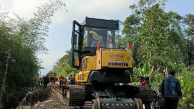 Alat berat dikerahkan untuk menangani gogosan pada jalur rel di petak Cibeber–Lampegan, Cianjur, yang menyebabkan operasional KA Siliwangi dibatalkan sementara demi keselamatan perjalanan. Foto: Istimewa