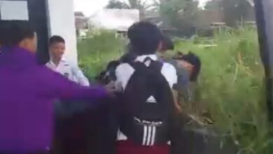 Potongan video yang memperlihatkan pertikaian yang melibatkan pelajar di wilayah Bojongherang, Cianjur, dan viral di media sosial. Foto: tangkapan layar video.
