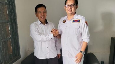 Kepala Dinas PUTR Kabupaten Cianjur Eri Rihandiar (kiri) berjabat tangan dengan Ketua DPC FBI Kabupaten Cianjur Dodi Sadewa (kanan) di kantor Dinas PUTR, Cianjur, Rabu (22/4/2026).