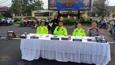 Polres Cianjur saat menggelar konferensi pers pengungkapan kasus tabrak lari yang menewaskan seorang advokat di Jalan Raya Bandung, Rabu (22/4/2026). Foto: Fauzi/Cianjur Update