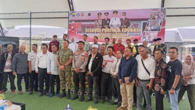 Dandim 0608/Cianjur Letkol Inf Bistok Barry Simarmata bersama jajaran Forkopimda dan perwakilan masyarakat berfoto bersama usai diskusi publik mengenai pengembangan Koperasi Desa/Kelurahan Merah Putih di GOR Kodim 0608/Cianjur, Rabu (22/4/2026).