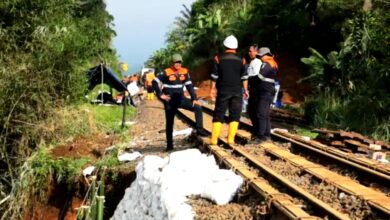 Petugas PT KAI Daop 2 Bandung melakukan perbaikan jalur rel terdampak gogosan di petak Cibeber–Lampegan. Foto: Istimewa