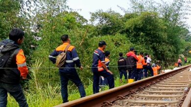 Sejumlah petugas KAI Daop 2 Bandung memantau kondisi jalur rel yang terdampak gogosan (penggerusan tanah) di petak jalan Cibeber–Lampegan, Cianjur, Kamis (23/4/2026).
