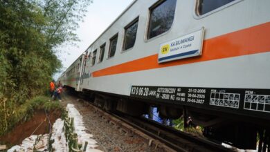 Petugas melakukan pengecekan akhir pada rangkaian KA Siliwangi di jalur Cibeber–Lampegan yang telah kembali normal usai perbaikan intensif oleh PT Kereta Api Indonesia (Persero) Daop 2 Bandung. Foto: Istimewa