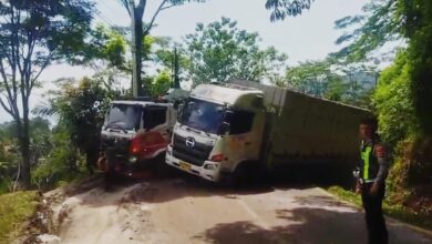 Petugas Satlantas Polres Cianjur melakukan pengaturan arus lalu lintas saat evakuasi truk tronton yang terperosok ke parit di Jalur Cibeber–Campaka, Sabtu (25/4/2026) dini hari. Insiden ini sempat menyebabkan kemacetan di lokasi kejadian. Foto: Istimewa