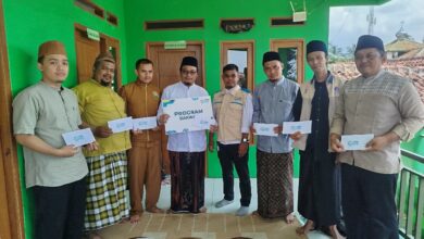 Penyaluran santunan kepada guru ngaji oleh PLN UP3 Cianjur bersama YBM PLN dan FKGN Kabupaten Cianjur sebagai bentuk kepedulian terhadap pendidikan keagamaan dan kesejahteraan para pengajar. Foto: Istimewa
