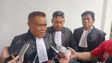 Tim kuasa hukum H. Dadeng Saepudin (DS) memberikan keterangan kepada awak media usai sidang lanjutan kasus dugaan pemalsuan surat di Cianjur, Selasa (28/4/2026). Foto: Fauzi/ Cianjur Update