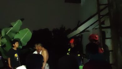 Petugas Damkar bersama warga berupaya memadamkan api yang nyaris melalap sebuah villa di Pacet, Cianjur. Foto: Istimewa