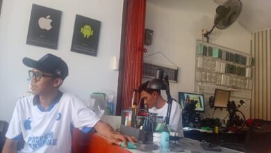 Dua penjaga berada di dalam toko saat aksi diduga percobaan pencurian disertai ancaman senjata api terjadi di toko handphone kawasan Joglo, Cianjur, Kamis (30/4/2026) dini hari. Foto: Fauzi/Cianjurupdate