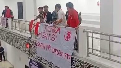 Rapat Paripurna DPRD Cianjur Sempat Diwarnai Kericuhan Saat Mahasiswa Bentangkan Spanduk "Keluarga Sanusi