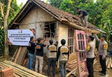 Komunitas Bagong Mogok dan Polres Cianjur Bantu Bangun Rumah Warga Cibadak Cibeber