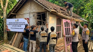 Komunitas Bagong Mogok dan Polres Cianjur Bantu Bangun Rumah Warga Cibadak Cibeber