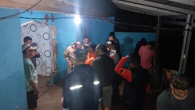 Petugas gabungan bersama warga melakukan evakuasi di rumah terdampak banjir bandang di Kampung Cibolang, Desa Jamali, Cianjur, Kamis (30/4/2026) malam. Foto: Istimewa