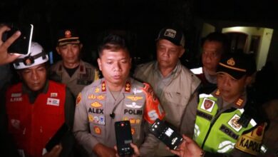 Kapolres Cianjur bersama aparat gabungan dan relawan memberikan keterangan kepada awak media terkait penanganan banjir di Desa Jamali, Kecamatan Mande. Foto: Istimewa
