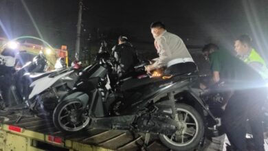 Petugas Kepolisian mengangkut sepeda motor berknalpot brong hasil razia KRYD Polres Cianjur pada Sabtu malam. Sebanyak 150 kendaraan diamankan dalam operasi tersebut. Foto: Fauzi/Cianjurupdate
