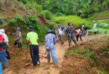 Tertutup Material Tanah, Warga Desa Cibadak Cibeber Gotong Royong Bersihkan Jalan Secara Swadaya