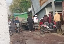Warga berkerumun di lokasi kecelakaan truk mundur yang menabrak sepeda motor di kawasan Pacet, Cianjur, Selasa (5/5/2026) pagi. Foto: Istimewa