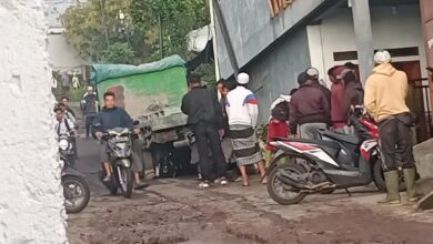 Warga berkerumun di lokasi kecelakaan truk mundur yang menabrak sepeda motor di kawasan Pacet, Cianjur, Selasa (5/5/2026) pagi. Foto: Istimewa