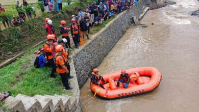 Tim SAR gabungan dari Basarnas bersama aparat dan warga melakukan penyisiran di Sungai Sindangresmi, Kecamatan Campaka, Kabupaten Cianjur. Foto: Istimewa