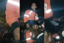 Seorang pria mengenakan jaket oranye terlihat digendong pundak oleh rekannya di tengah kerumunan Kirab Budaya Milangkala Tatar Sunda di Cianjur, Rabu malam (6/5/2026). Di balik kemeriahan acara, tersimpan kisah perjuangan penyandang disabilitas yang berharap perhatian. Foto: Fauzi/CianjurUpdate