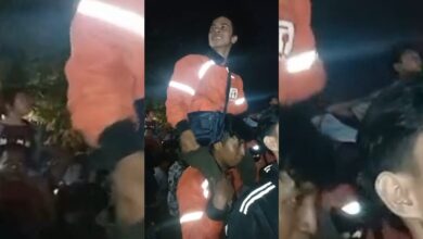 Seorang pria mengenakan jaket oranye terlihat digendong pundak oleh rekannya di tengah kerumunan Kirab Budaya Milangkala Tatar Sunda di Cianjur, Rabu malam (6/5/2026). Di balik kemeriahan acara, tersimpan kisah perjuangan penyandang disabilitas yang berharap perhatian. Foto: Fauzi/CianjurUpdate