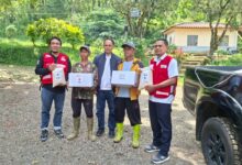 Relawan PMI Cianjur menyalurkan bantuan beras dan paket keluarga kepada warga terdampak banjir di Kampung Ciseureuh, Desa Batulawang, Kecamatan Cipanas, Rabu (6/5/2026). Foto: Istimewa