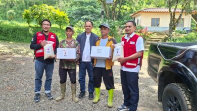 Relawan PMI Cianjur menyalurkan bantuan beras dan paket keluarga kepada warga terdampak banjir di Kampung Ciseureuh, Desa Batulawang, Kecamatan Cipanas, Rabu (6/5/2026). Foto: Istimewa