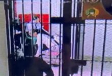 Potongan CCTV memperlihatkan seorang pria berinisial GZP (24) saat mencoba menyelundupkan narkoba cair ke dalam Lapas Kelas II B Cianjur dengan modus botol parfum yang disembunyikan di sepatu. Aksi tersebut berhasil digagalkan petugas setelah gerak-gerik pelaku dinilai mencurigakan saat pemeriksaan pengunjung, Kamis (7/5/2026). Foto Istimewa