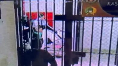 Potongan CCTV memperlihatkan seorang pria berinisial GZP (24) saat mencoba menyelundupkan narkoba cair ke dalam Lapas Kelas II B Cianjur dengan modus botol parfum yang disembunyikan di sepatu. Aksi tersebut berhasil digagalkan petugas setelah gerak-gerik pelaku dinilai mencurigakan saat pemeriksaan pengunjung, Kamis (7/5/2026). Foto Istimewa