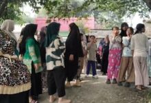 Sejumlah emak-emak warga Kampung Raksabala, Desa Ramasari, Kecamatan Haurwangi, Kabupaten Cianjur, menggeruduk rumah kosong yang diduga dijadikan tempat transaksi narkoba, Jumat (8/5/2026). Foto: Istimewa