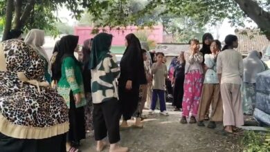 Sejumlah emak-emak warga Kampung Raksabala, Desa Ramasari, Kecamatan Haurwangi, Kabupaten Cianjur, menggeruduk rumah kosong yang diduga dijadikan tempat transaksi narkoba, Jumat (8/5/2026). Foto: Istimewa