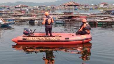Tim SAR Gabungan melakukan pencarian terhadap seorang pemuda yang dilaporkan tenggelam di Danau Cirata, Jumat (8/5/2026). Foto: Istimewa