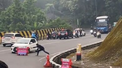 Pengemudi mobil saat dihadang sejumlah orang di kawasan Puncak Pass Seger Alam, perbatasan Cianjur-Bogor. Insiden tersebut berawal dari kecelakaan antara mobil dan sepeda motor. Foto: Istimewa