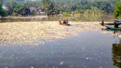 Tumpukan sampah menutupi aliran Sungai Cikundul di Kampung Maleber, Desa Gudang, Kecamatan Cikalongkulon, Kabupaten Cianjur. Foto: Istimewa