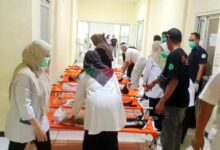 Petugas medis dan tenaga kesehatan mengevakuasi serta menangani belasan siswa SDN Ciadeg, Kecamatan Pagelaran, Kabupaten Cianjur, yang mengalami gejala keracunan usai mengonsumsi MBG dan jajanan es, Rabu (13/5/2026). Foto: Dok. Warga di Media Sosial