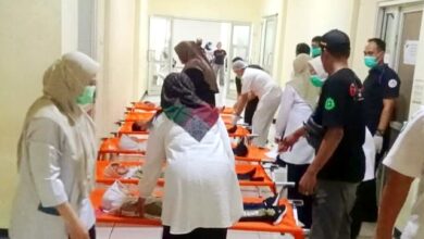 Petugas medis dan tenaga kesehatan mengevakuasi serta menangani belasan siswa SDN Ciadeg, Kecamatan Pagelaran, Kabupaten Cianjur, yang mengalami gejala keracunan usai mengonsumsi MBG dan jajanan es, Rabu (13/5/2026). Foto: Dok. Warga di Media Sosial