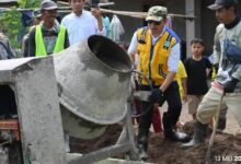 Bupati Cianjur Mohammad Wahyu Ferdian turut hadir dan bergotong royong dalam kegiatan pengecoran jalan program Gorol di Kampung Babakan Sirna, Desa Parakantugu, Kecamatan Cijati, Rabu (13/5/2026). Istimewa