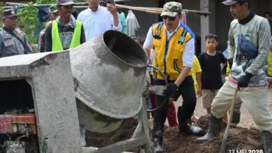 Bupati Cianjur Mohammad Wahyu Ferdian turut hadir dan bergotong royong dalam kegiatan pengecoran jalan program Gorol di Kampung Babakan Sirna, Desa Parakantugu, Kecamatan Cijati, Rabu (13/5/2026). Istimewa
