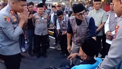Sebanyak 73 calon jemaah haji asal Kabupaten Cianjur diberangkatkan menuju embarkasi Bekasi dari Mapolres Cianjur, Minggu (17/5/2026). Foto: Fauzi/Cianjurupdate
