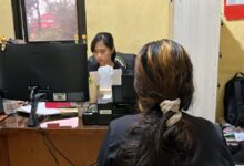 Seorang ibu muda berinisial RA (20) diamankan polisi usai diduga membuang bayi laki-laki yang baru dilahirkannya di area persawahan Kampung Ciburiang, Desa Sukasari, Kecamatan Cilaku, Kabupaten Cianjur. Foto: Fauzi/CianjurUpdate