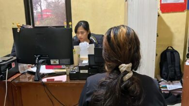 Seorang ibu muda berinisial RA (20) diamankan polisi usai diduga membuang bayi laki-laki yang baru dilahirkannya di area persawahan Kampung Ciburiang, Desa Sukasari, Kecamatan Cilaku, Kabupaten Cianjur. Foto: Fauzi/CianjurUpdate