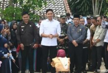 Bupati Cianjur Mohammad Wahyu Ferdian (tengah, berkemeja putih) didampingi jajaran pejabat daerah menyaksikan interaksi bersama siswa-siswi saat acara peresmian gedung baru TK Pertiwi Campaka
